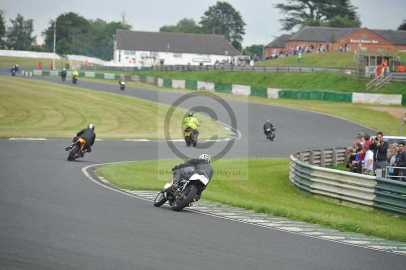 Mallory park Leicestershire;Mallory park photographs;Motorcycle action photographs;classic bikes;event digital images;eventdigitalimages;mallory park;no limits trackday;peter wileman photography;vintage bikes;vintage motorcycles;vmcc festival 1000 bikes