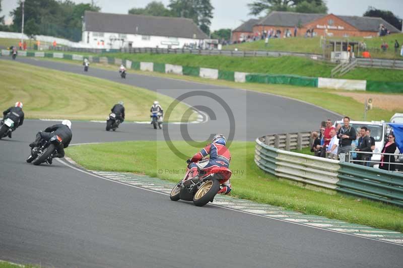 Mallory park Leicestershire;Mallory park photographs;Motorcycle action photographs;classic bikes;event digital images;eventdigitalimages;mallory park;no limits trackday;peter wileman photography;vintage bikes;vintage motorcycles;vmcc festival 1000 bikes