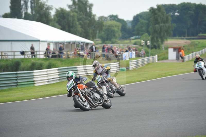 Mallory park Leicestershire;Mallory park photographs;Motorcycle action photographs;classic bikes;event digital images;eventdigitalimages;mallory park;no limits trackday;peter wileman photography;vintage bikes;vintage motorcycles;vmcc festival 1000 bikes