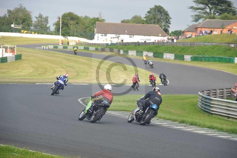 Mallory park Leicestershire;Mallory park photographs;Motorcycle action photographs;classic bikes;event digital images;eventdigitalimages;mallory park;no limits trackday;peter wileman photography;vintage bikes;vintage motorcycles;vmcc festival 1000 bikes