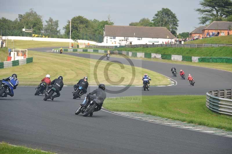 Mallory park Leicestershire;Mallory park photographs;Motorcycle action photographs;classic bikes;event digital images;eventdigitalimages;mallory park;no limits trackday;peter wileman photography;vintage bikes;vintage motorcycles;vmcc festival 1000 bikes