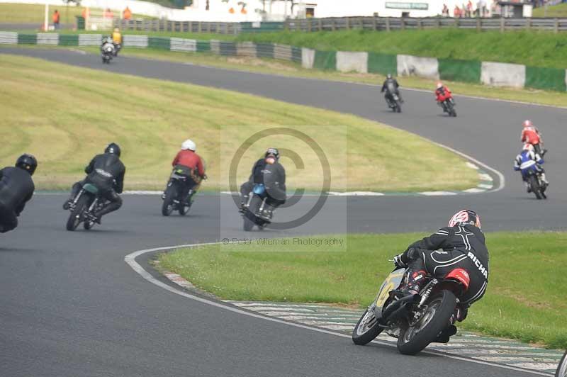 Mallory park Leicestershire;Mallory park photographs;Motorcycle action photographs;classic bikes;event digital images;eventdigitalimages;mallory park;no limits trackday;peter wileman photography;vintage bikes;vintage motorcycles;vmcc festival 1000 bikes