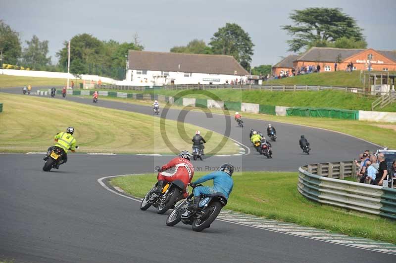 Mallory park Leicestershire;Mallory park photographs;Motorcycle action photographs;classic bikes;event digital images;eventdigitalimages;mallory park;no limits trackday;peter wileman photography;vintage bikes;vintage motorcycles;vmcc festival 1000 bikes