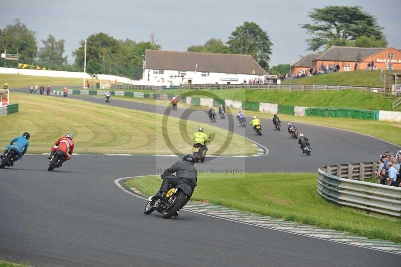 Mallory park Leicestershire;Mallory park photographs;Motorcycle action photographs;classic bikes;event digital images;eventdigitalimages;mallory park;no limits trackday;peter wileman photography;vintage bikes;vintage motorcycles;vmcc festival 1000 bikes