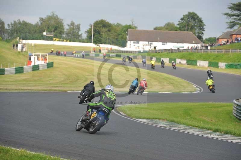 Mallory park Leicestershire;Mallory park photographs;Motorcycle action photographs;classic bikes;event digital images;eventdigitalimages;mallory park;no limits trackday;peter wileman photography;vintage bikes;vintage motorcycles;vmcc festival 1000 bikes