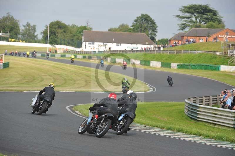 Mallory park Leicestershire;Mallory park photographs;Motorcycle action photographs;classic bikes;event digital images;eventdigitalimages;mallory park;no limits trackday;peter wileman photography;vintage bikes;vintage motorcycles;vmcc festival 1000 bikes