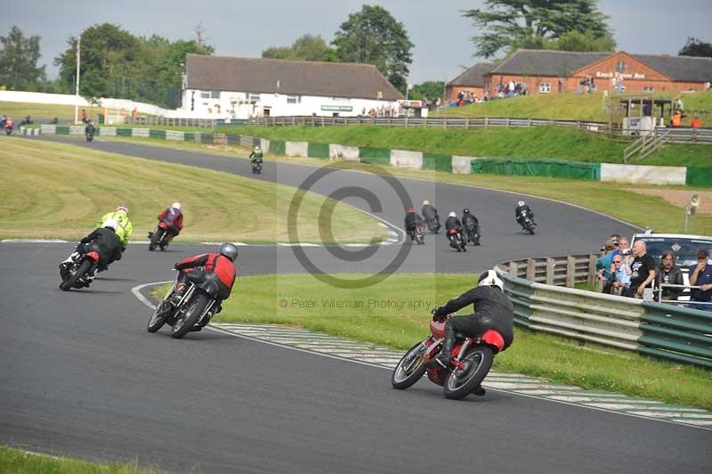 Mallory park Leicestershire;Mallory park photographs;Motorcycle action photographs;classic bikes;event digital images;eventdigitalimages;mallory park;no limits trackday;peter wileman photography;vintage bikes;vintage motorcycles;vmcc festival 1000 bikes