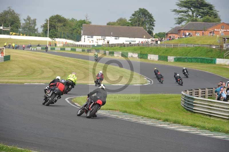 Mallory park Leicestershire;Mallory park photographs;Motorcycle action photographs;classic bikes;event digital images;eventdigitalimages;mallory park;no limits trackday;peter wileman photography;vintage bikes;vintage motorcycles;vmcc festival 1000 bikes