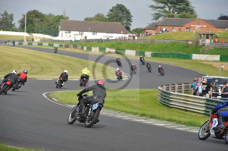 Mallory park Leicestershire;Mallory park photographs;Motorcycle action photographs;classic bikes;event digital images;eventdigitalimages;mallory park;no limits trackday;peter wileman photography;vintage bikes;vintage motorcycles;vmcc festival 1000 bikes