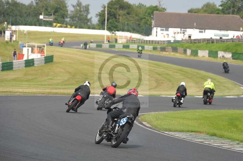 Mallory park Leicestershire;Mallory park photographs;Motorcycle action photographs;classic bikes;event digital images;eventdigitalimages;mallory park;no limits trackday;peter wileman photography;vintage bikes;vintage motorcycles;vmcc festival 1000 bikes