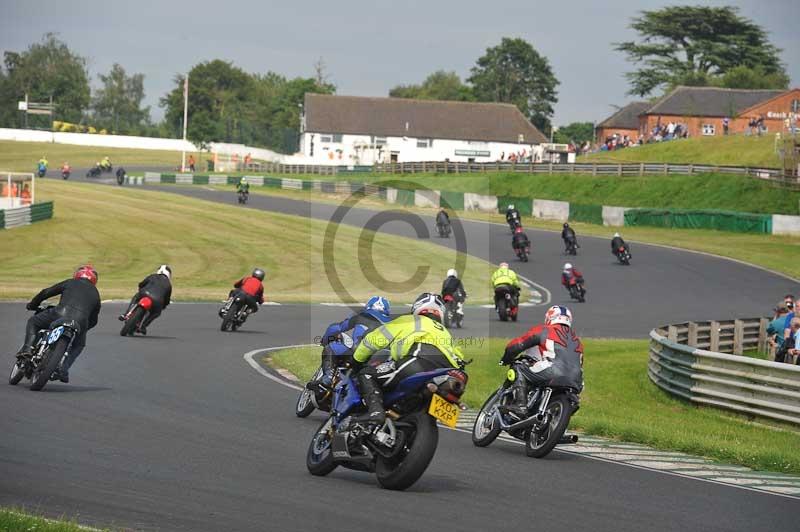 Mallory park Leicestershire;Mallory park photographs;Motorcycle action photographs;classic bikes;event digital images;eventdigitalimages;mallory park;no limits trackday;peter wileman photography;vintage bikes;vintage motorcycles;vmcc festival 1000 bikes