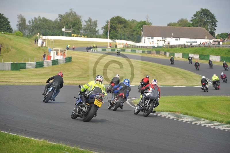 Mallory park Leicestershire;Mallory park photographs;Motorcycle action photographs;classic bikes;event digital images;eventdigitalimages;mallory park;no limits trackday;peter wileman photography;vintage bikes;vintage motorcycles;vmcc festival 1000 bikes