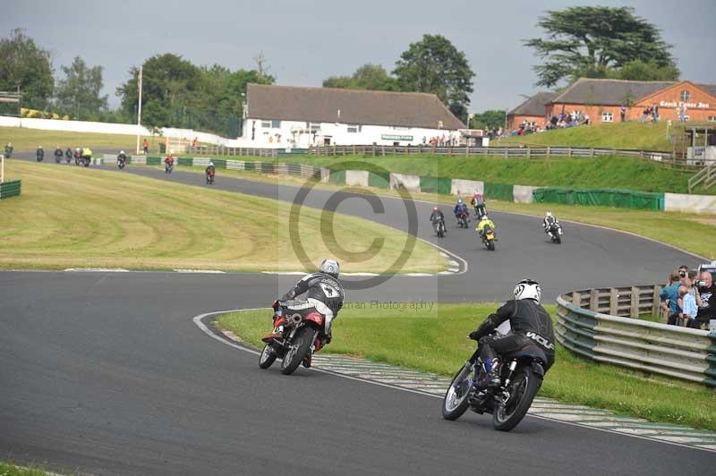 Mallory park Leicestershire;Mallory park photographs;Motorcycle action photographs;classic bikes;event digital images;eventdigitalimages;mallory park;no limits trackday;peter wileman photography;vintage bikes;vintage motorcycles;vmcc festival 1000 bikes