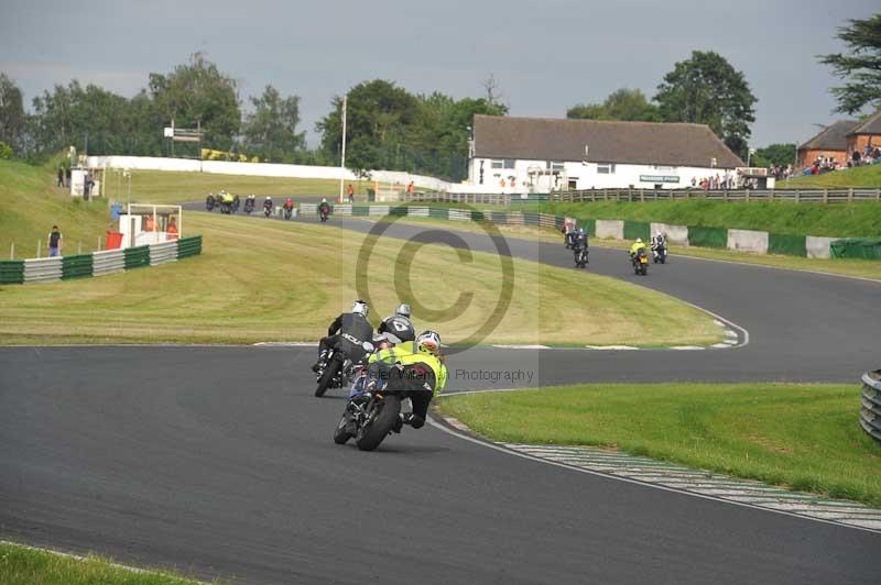 Mallory park Leicestershire;Mallory park photographs;Motorcycle action photographs;classic bikes;event digital images;eventdigitalimages;mallory park;no limits trackday;peter wileman photography;vintage bikes;vintage motorcycles;vmcc festival 1000 bikes