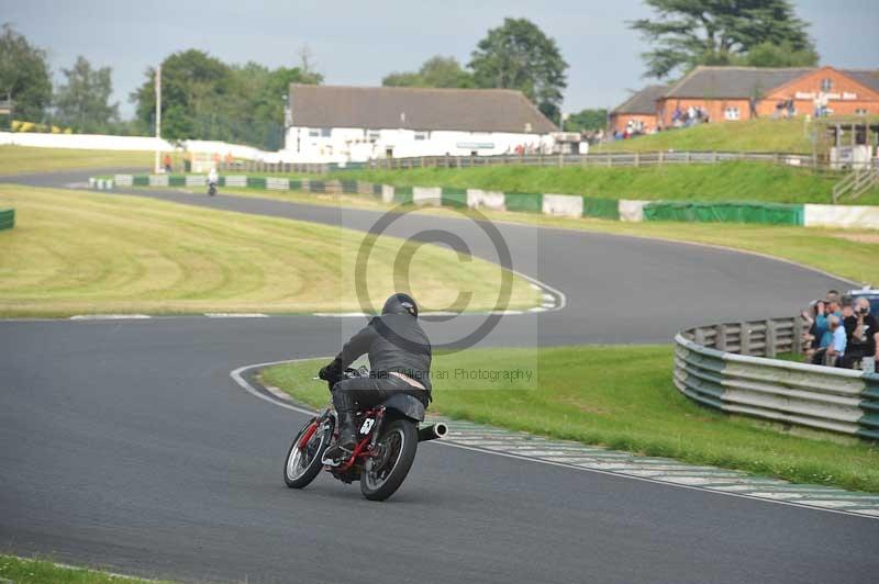 Mallory park Leicestershire;Mallory park photographs;Motorcycle action photographs;classic bikes;event digital images;eventdigitalimages;mallory park;no limits trackday;peter wileman photography;vintage bikes;vintage motorcycles;vmcc festival 1000 bikes