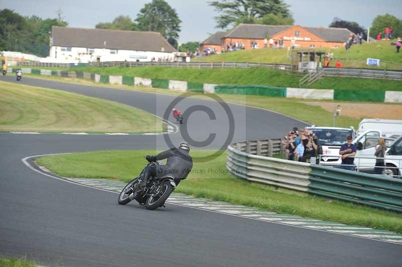 Mallory park Leicestershire;Mallory park photographs;Motorcycle action photographs;classic bikes;event digital images;eventdigitalimages;mallory park;no limits trackday;peter wileman photography;vintage bikes;vintage motorcycles;vmcc festival 1000 bikes