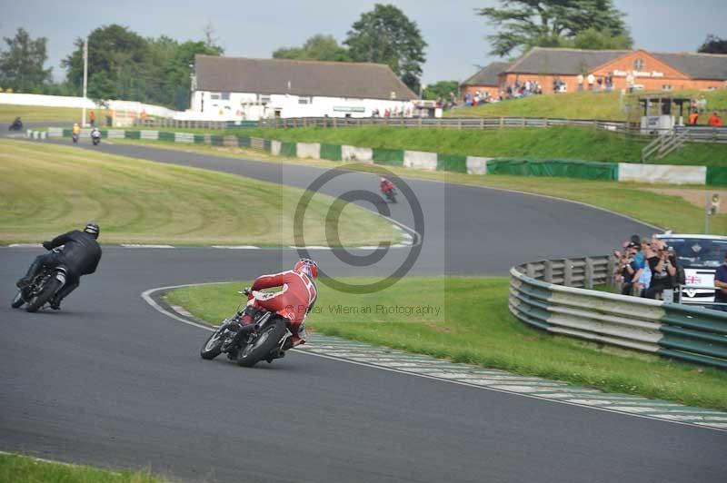 Mallory park Leicestershire;Mallory park photographs;Motorcycle action photographs;classic bikes;event digital images;eventdigitalimages;mallory park;no limits trackday;peter wileman photography;vintage bikes;vintage motorcycles;vmcc festival 1000 bikes