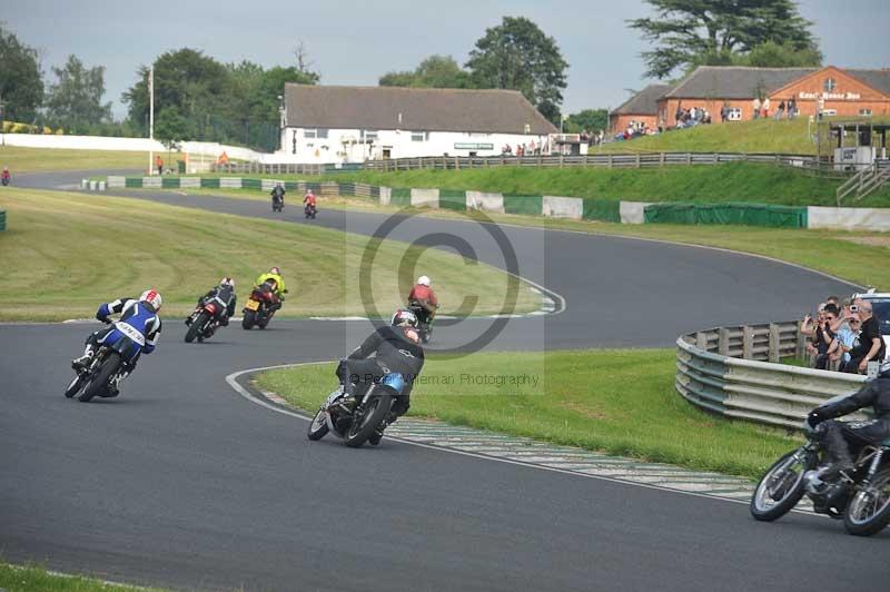 Mallory park Leicestershire;Mallory park photographs;Motorcycle action photographs;classic bikes;event digital images;eventdigitalimages;mallory park;no limits trackday;peter wileman photography;vintage bikes;vintage motorcycles;vmcc festival 1000 bikes