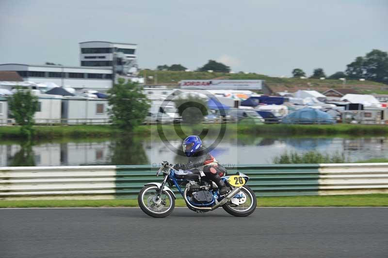 Mallory park Leicestershire;Mallory park photographs;Motorcycle action photographs;classic bikes;event digital images;eventdigitalimages;mallory park;no limits trackday;peter wileman photography;vintage bikes;vintage motorcycles;vmcc festival 1000 bikes