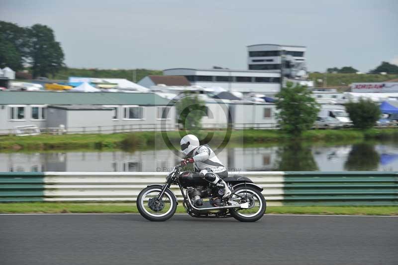 Mallory park Leicestershire;Mallory park photographs;Motorcycle action photographs;classic bikes;event digital images;eventdigitalimages;mallory park;no limits trackday;peter wileman photography;vintage bikes;vintage motorcycles;vmcc festival 1000 bikes