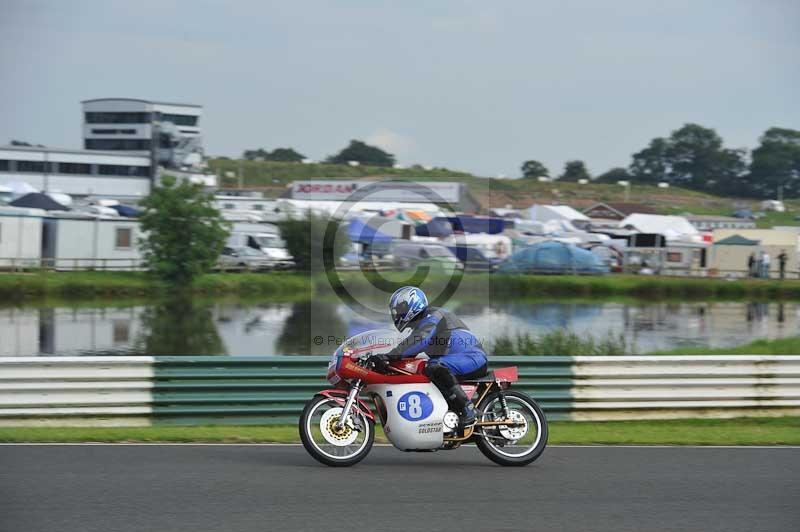 Mallory park Leicestershire;Mallory park photographs;Motorcycle action photographs;classic bikes;event digital images;eventdigitalimages;mallory park;no limits trackday;peter wileman photography;vintage bikes;vintage motorcycles;vmcc festival 1000 bikes