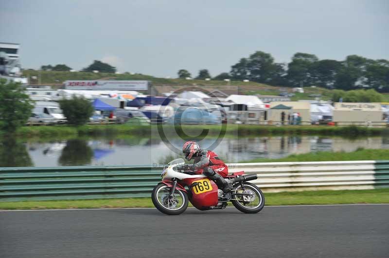 Mallory park Leicestershire;Mallory park photographs;Motorcycle action photographs;classic bikes;event digital images;eventdigitalimages;mallory park;no limits trackday;peter wileman photography;vintage bikes;vintage motorcycles;vmcc festival 1000 bikes