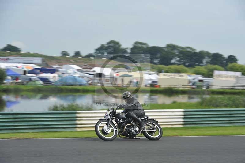 Mallory park Leicestershire;Mallory park photographs;Motorcycle action photographs;classic bikes;event digital images;eventdigitalimages;mallory park;no limits trackday;peter wileman photography;vintage bikes;vintage motorcycles;vmcc festival 1000 bikes