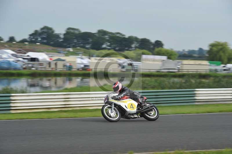 Mallory park Leicestershire;Mallory park photographs;Motorcycle action photographs;classic bikes;event digital images;eventdigitalimages;mallory park;no limits trackday;peter wileman photography;vintage bikes;vintage motorcycles;vmcc festival 1000 bikes