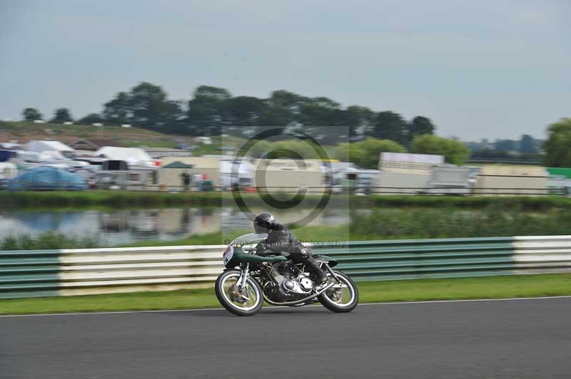 Mallory park Leicestershire;Mallory park photographs;Motorcycle action photographs;classic bikes;event digital images;eventdigitalimages;mallory park;no limits trackday;peter wileman photography;vintage bikes;vintage motorcycles;vmcc festival 1000 bikes