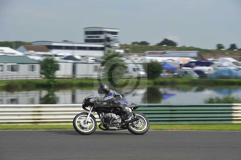 Mallory park Leicestershire;Mallory park photographs;Motorcycle action photographs;classic bikes;event digital images;eventdigitalimages;mallory park;no limits trackday;peter wileman photography;vintage bikes;vintage motorcycles;vmcc festival 1000 bikes