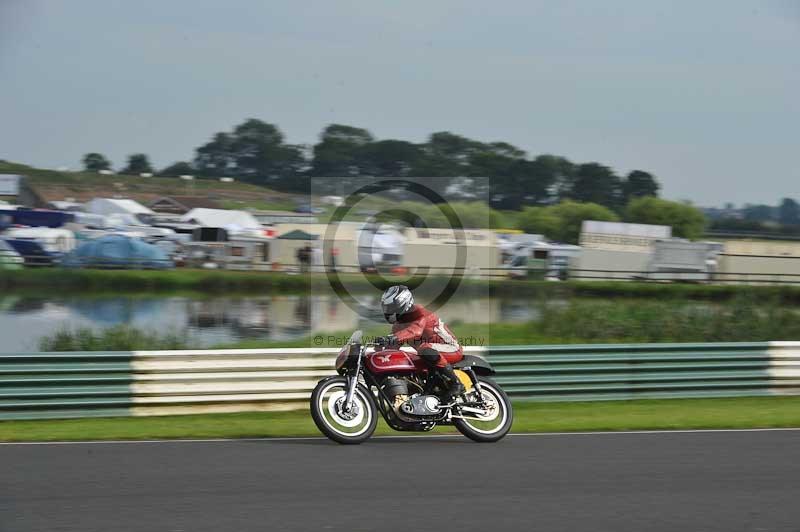 Mallory park Leicestershire;Mallory park photographs;Motorcycle action photographs;classic bikes;event digital images;eventdigitalimages;mallory park;no limits trackday;peter wileman photography;vintage bikes;vintage motorcycles;vmcc festival 1000 bikes