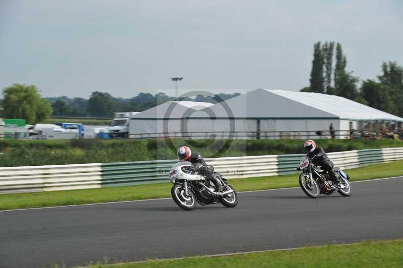 Mallory park Leicestershire;Mallory park photographs;Motorcycle action photographs;classic bikes;event digital images;eventdigitalimages;mallory park;no limits trackday;peter wileman photography;vintage bikes;vintage motorcycles;vmcc festival 1000 bikes