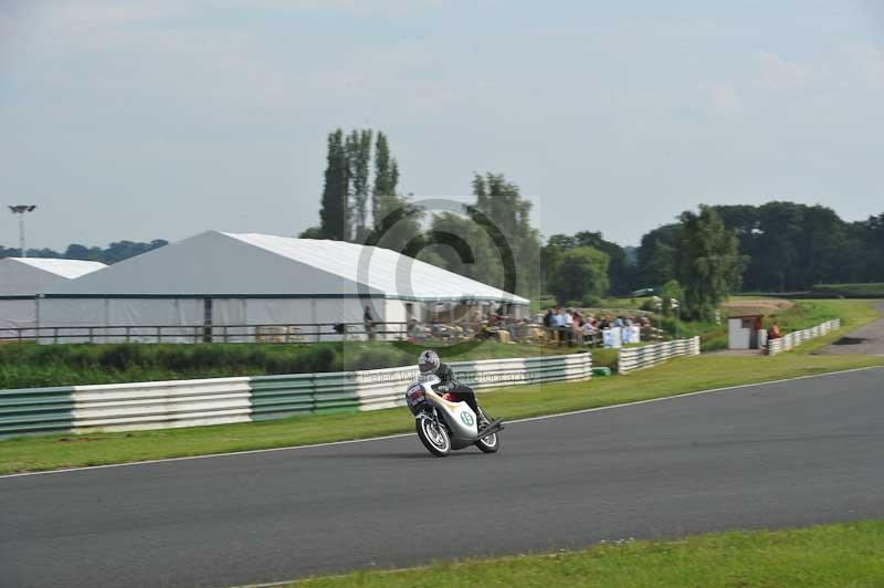 Mallory park Leicestershire;Mallory park photographs;Motorcycle action photographs;classic bikes;event digital images;eventdigitalimages;mallory park;no limits trackday;peter wileman photography;vintage bikes;vintage motorcycles;vmcc festival 1000 bikes