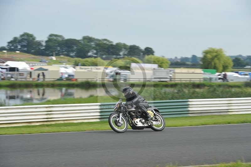 Mallory park Leicestershire;Mallory park photographs;Motorcycle action photographs;classic bikes;event digital images;eventdigitalimages;mallory park;no limits trackday;peter wileman photography;vintage bikes;vintage motorcycles;vmcc festival 1000 bikes