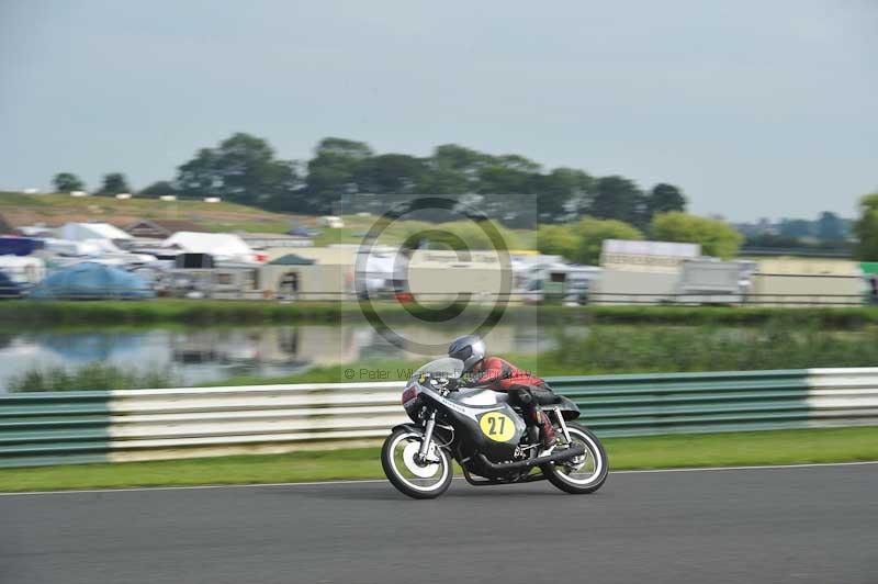 Mallory park Leicestershire;Mallory park photographs;Motorcycle action photographs;classic bikes;event digital images;eventdigitalimages;mallory park;no limits trackday;peter wileman photography;vintage bikes;vintage motorcycles;vmcc festival 1000 bikes