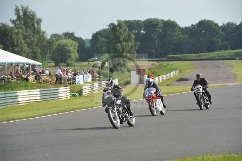 Mallory park Leicestershire;Mallory park photographs;Motorcycle action photographs;classic bikes;event digital images;eventdigitalimages;mallory park;no limits trackday;peter wileman photography;vintage bikes;vintage motorcycles;vmcc festival 1000 bikes