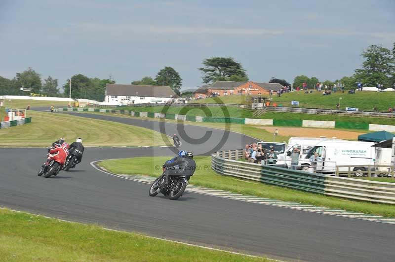 Mallory park Leicestershire;Mallory park photographs;Motorcycle action photographs;classic bikes;event digital images;eventdigitalimages;mallory park;no limits trackday;peter wileman photography;vintage bikes;vintage motorcycles;vmcc festival 1000 bikes