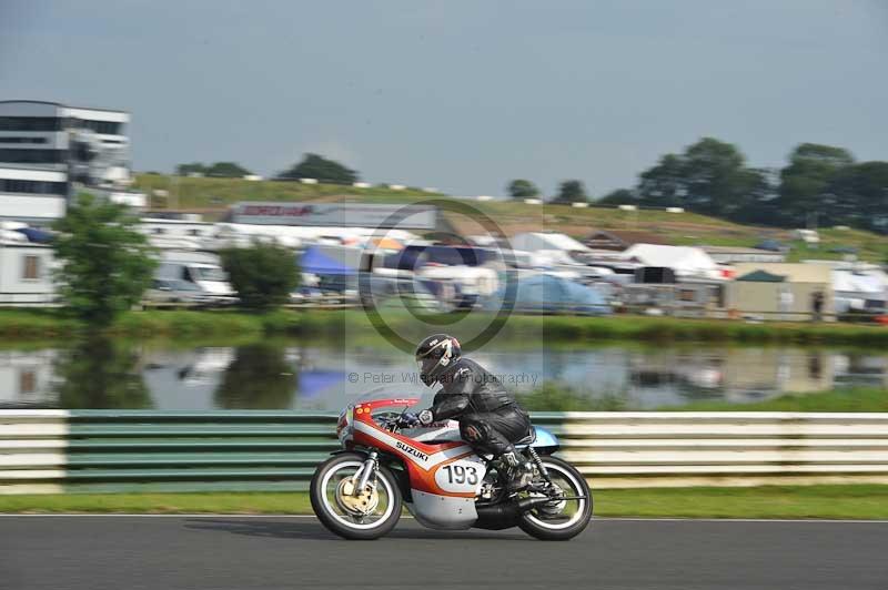 Mallory park Leicestershire;Mallory park photographs;Motorcycle action photographs;classic bikes;event digital images;eventdigitalimages;mallory park;no limits trackday;peter wileman photography;vintage bikes;vintage motorcycles;vmcc festival 1000 bikes