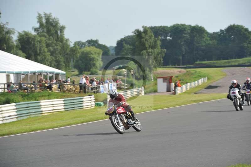 Mallory park Leicestershire;Mallory park photographs;Motorcycle action photographs;classic bikes;event digital images;eventdigitalimages;mallory park;no limits trackday;peter wileman photography;vintage bikes;vintage motorcycles;vmcc festival 1000 bikes