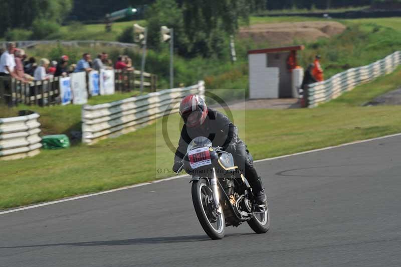 Mallory park Leicestershire;Mallory park photographs;Motorcycle action photographs;classic bikes;event digital images;eventdigitalimages;mallory park;no limits trackday;peter wileman photography;vintage bikes;vintage motorcycles;vmcc festival 1000 bikes