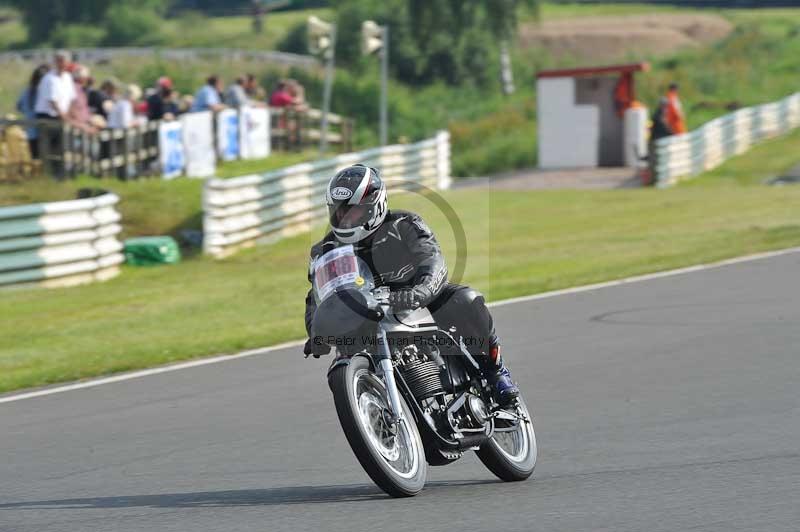 Mallory park Leicestershire;Mallory park photographs;Motorcycle action photographs;classic bikes;event digital images;eventdigitalimages;mallory park;no limits trackday;peter wileman photography;vintage bikes;vintage motorcycles;vmcc festival 1000 bikes