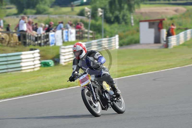 Mallory park Leicestershire;Mallory park photographs;Motorcycle action photographs;classic bikes;event digital images;eventdigitalimages;mallory park;no limits trackday;peter wileman photography;vintage bikes;vintage motorcycles;vmcc festival 1000 bikes