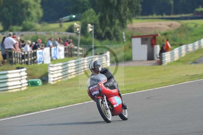 Mallory park Leicestershire;Mallory park photographs;Motorcycle action photographs;classic bikes;event digital images;eventdigitalimages;mallory park;no limits trackday;peter wileman photography;vintage bikes;vintage motorcycles;vmcc festival 1000 bikes