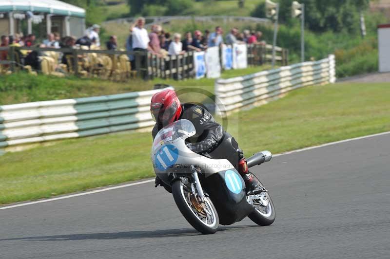 Mallory park Leicestershire;Mallory park photographs;Motorcycle action photographs;classic bikes;event digital images;eventdigitalimages;mallory park;no limits trackday;peter wileman photography;vintage bikes;vintage motorcycles;vmcc festival 1000 bikes