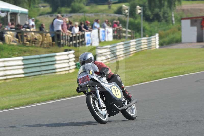 Mallory park Leicestershire;Mallory park photographs;Motorcycle action photographs;classic bikes;event digital images;eventdigitalimages;mallory park;no limits trackday;peter wileman photography;vintage bikes;vintage motorcycles;vmcc festival 1000 bikes