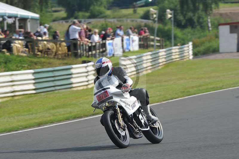 Mallory park Leicestershire;Mallory park photographs;Motorcycle action photographs;classic bikes;event digital images;eventdigitalimages;mallory park;no limits trackday;peter wileman photography;vintage bikes;vintage motorcycles;vmcc festival 1000 bikes