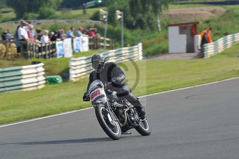 Mallory park Leicestershire;Mallory park photographs;Motorcycle action photographs;classic bikes;event digital images;eventdigitalimages;mallory park;no limits trackday;peter wileman photography;vintage bikes;vintage motorcycles;vmcc festival 1000 bikes