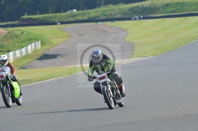 Mallory park Leicestershire;Mallory park photographs;Motorcycle action photographs;classic bikes;event digital images;eventdigitalimages;mallory park;no limits trackday;peter wileman photography;vintage bikes;vintage motorcycles;vmcc festival 1000 bikes