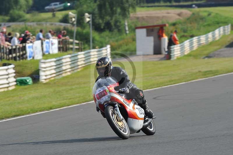 Mallory park Leicestershire;Mallory park photographs;Motorcycle action photographs;classic bikes;event digital images;eventdigitalimages;mallory park;no limits trackday;peter wileman photography;vintage bikes;vintage motorcycles;vmcc festival 1000 bikes