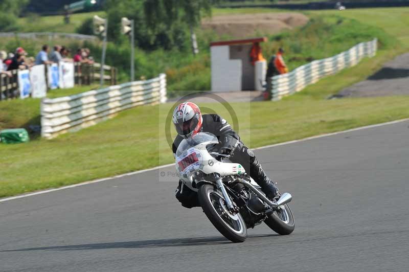 Mallory park Leicestershire;Mallory park photographs;Motorcycle action photographs;classic bikes;event digital images;eventdigitalimages;mallory park;no limits trackday;peter wileman photography;vintage bikes;vintage motorcycles;vmcc festival 1000 bikes